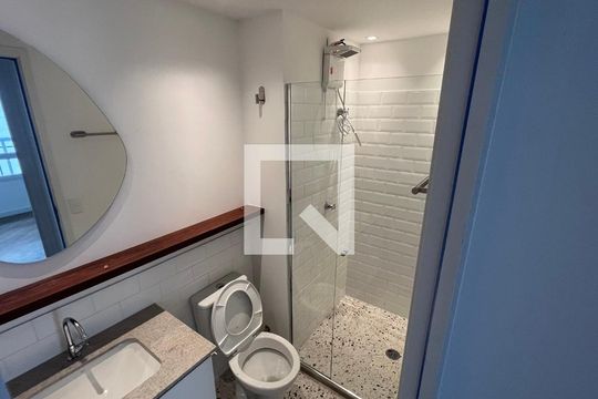 Banheiro de apartamento para alugar com 1 quarto, 31m² em Pinheiros, São Paulo