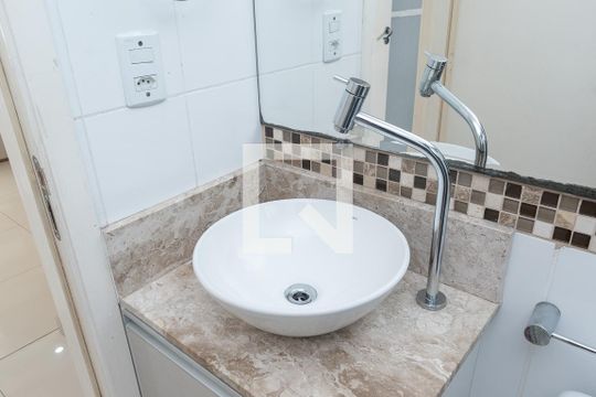 Banheiro de apartamento para alugar com 2 quartos, 42m² em Água Chata, Guarulhos