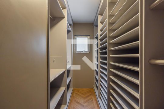 Closet da suíte de apartamento para alugar com 1 quarto, 214m² em Jardim Paulista, São Paulo