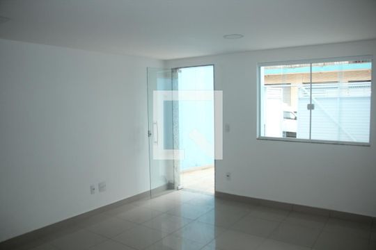 Casa para alugar com 2 quartos, 80m² em Jardim Jasmim, Nova Iguaçu