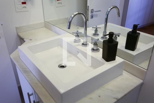 Banheiro da Suíte 1 de casa de condomínio à venda com 4 quartos, 400m² em Vila Progredior, São Paulo