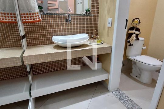 Banheiro de casa à venda com 3 quartos, 298m² em Vila Santa Teresa, Santo André