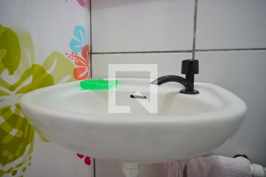 Banheiro de apartamento à venda com 1 quarto, 38m² em São Geraldo, Porto Alegre