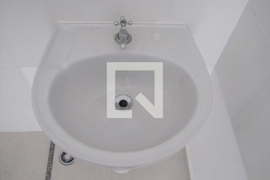 Banheiro de kitnet/studio para alugar com 1 quarto, 30m² em Vila Guilhermina, São Paulo