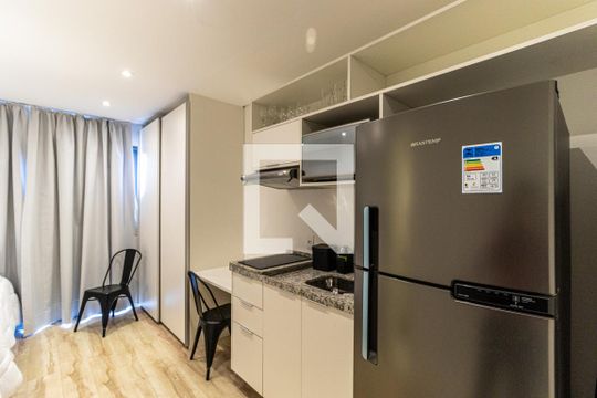 Cozinha de kitnet/studio para alugar com 1 quarto, 27m² em República, São Paulo