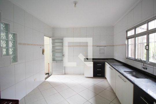 Cozinha de casa à venda com 3 quartos, 280m² em Vila Carmosina, São Paulo