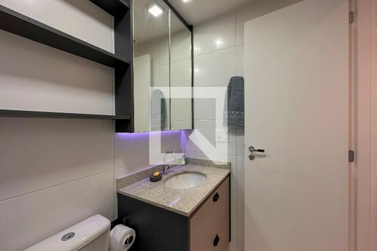 Banheiro de kitnet/studio para alugar com 1 quarto, 24m² em Brooklin Paulista, São Paulo