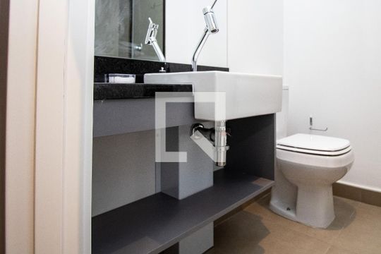 Banheiro de kitnet/studio para alugar com 1 quarto, 21m² em Indianópolis, São Paulo
