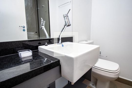 Banheiro de kitnet/studio para alugar com 1 quarto, 21m² em Indianópolis, São Paulo
