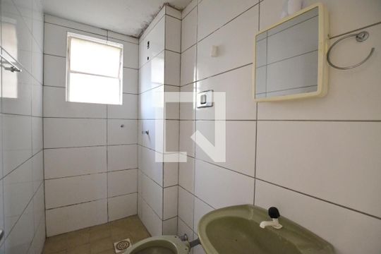 Banheiro de apartamento à venda com 2 quartos, 49m² em Santo Antônio, Porto Alegre
