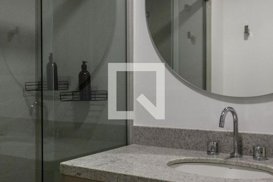 Banheiro de kitnet/studio para alugar com 1 quarto, 25m² em Centro Histórico, Porto Alegre