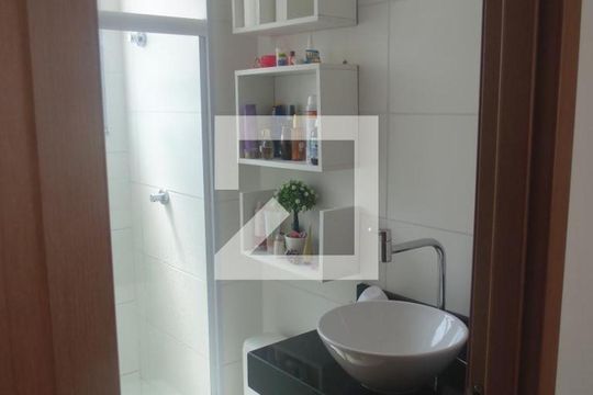 Banheiro de apartamento para alugar com 2 quartos, 43m² em Jardim das Margaridas, Salvador