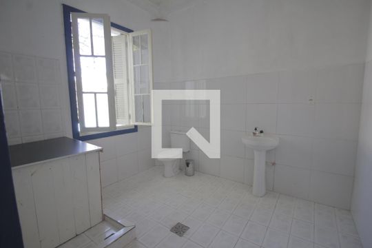 Banheiro de casa à venda com 5 quartos, 184m² em Floresta, Porto Alegre