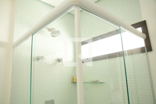 Banheiro de kitnet/studio para alugar com 1 quarto, 33m² em Jardim Barbacena, Cotia