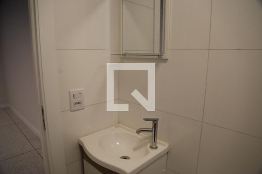 Banheiro de kitnet/studio para alugar com 1 quarto, 22m² em Brasilândia, São Paulo