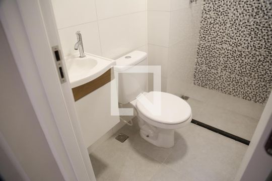 Banheiro de kitnet/studio para alugar com 1 quarto, 22m² em Brasilândia, São Paulo