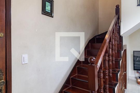 Escada de casa à venda com 3 quartos, 240m² em Vila Gumercindo, São Paulo