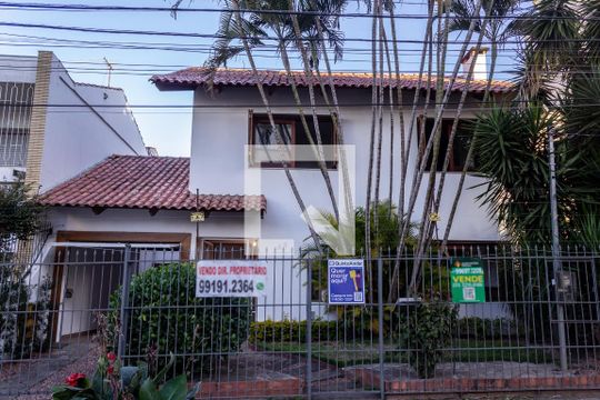 Fachada de casa à venda com 3 quartos, 225m² em Santana, Porto Alegre