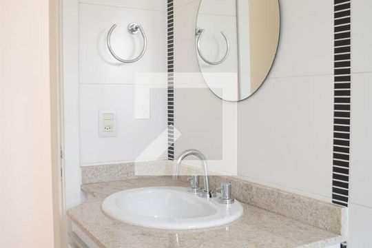 Banheiro da suíte de apartamento para alugar com 3 quartos, 113m² em Água Verde, Curitiba