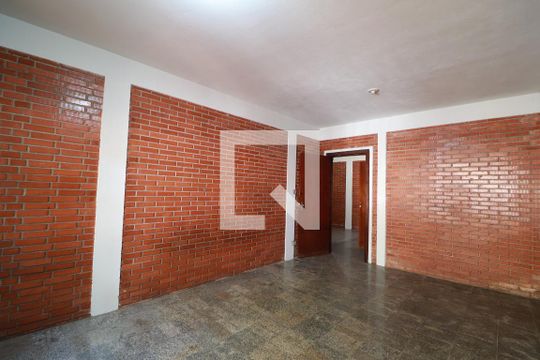 Sala de casa para alugar com 8 quartos, 268m² em Santa Mônica, Uberlândia