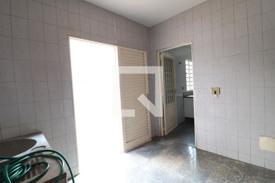 Lavanderia de casa para alugar com 8 quartos, 268m² em Santa Mônica, Uberlândia