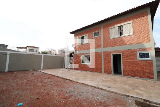 Quintal de casa para alugar com 8 quartos, 268m² em Santa Mônica, Uberlândia