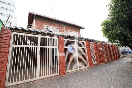 Fachada de casa para alugar com 8 quartos, 268m² em Santa Mônica, Uberlândia