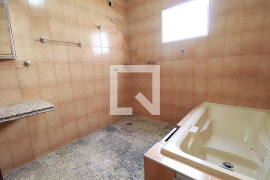 Banheiro da Suíte de casa para alugar com 8 quartos, 268m² em Santa Mônica, Uberlândia