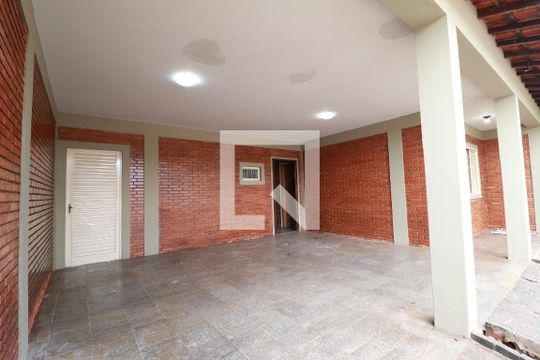 Garagem de casa para alugar com 8 quartos, 268m² em Santa Mônica, Uberlândia