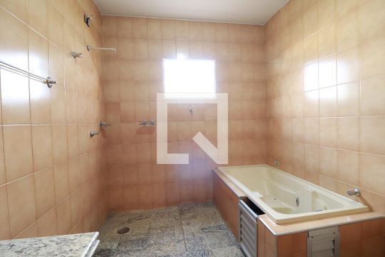 Banheiro da Suíte de casa para alugar com 8 quartos, 268m² em Santa Mônica, Uberlândia