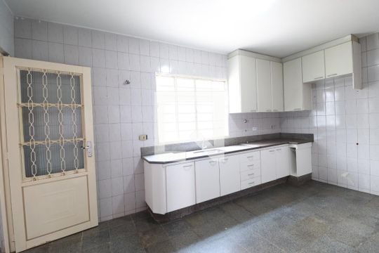 Cozinha de casa para alugar com 8 quartos, 268m² em Santa Mônica, Uberlândia
