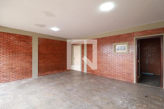 Garagem de casa para alugar com 8 quartos, 268m² em Santa Mônica, Uberlândia