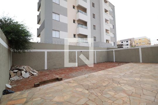 Quintal de casa para alugar com 8 quartos, 268m² em Santa Mônica, Uberlândia