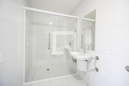 Banheiro social de kitnet/studio à venda com 1 quarto, 27m² em Vila Esperança, São Paulo