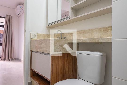 Banheiro de kitnet/studio para alugar com 1 quarto, 26m² em Pinheiros, São Paulo