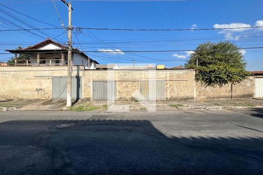Fachada de casa à venda com 3 quartos, 240m² em Boa Vista, Belo Horizonte