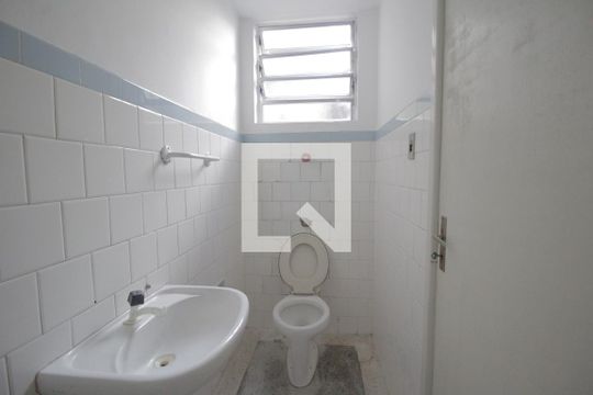 Banheiro de apartamento à venda com 1 quarto, 50m² em Passo D’areia, Porto Alegre