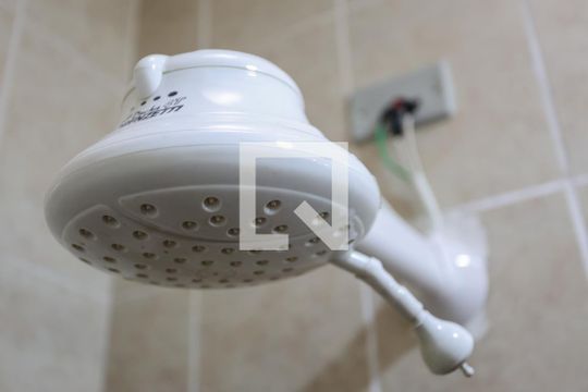 Banheiro de casa de condomínio para alugar com 2 quartos, 75m² em Vila Guaca, São Paulo