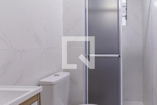 Banheiro de kitnet/studio para alugar com 1 quarto, 23m² em Centro, Osasco