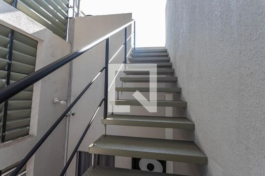Escada do prédio  de kitnet/studio para alugar com 1 quarto, 30m² em Centro, Diadema