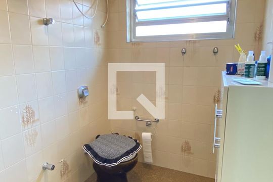 Banheiro Social de casa para alugar com 3 quartos, 330m² em Jardim Analia Franco, São Paulo