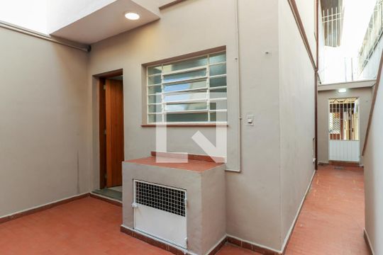 Quintal de casa para alugar com 2 quartos, 116m² em Jardim Aeroporto, São Paulo