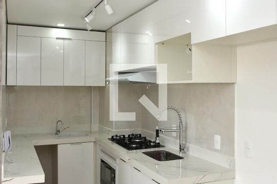 Cozinha de apartamento para alugar com 2 quartos, 39m² em Vila Inglesa, São Paulo