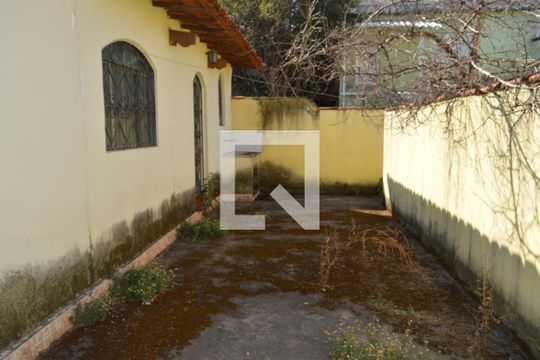Quintal Casa 2 de casa à venda com 4 quartos, 180m² em Feijão Miúdo, Contagem