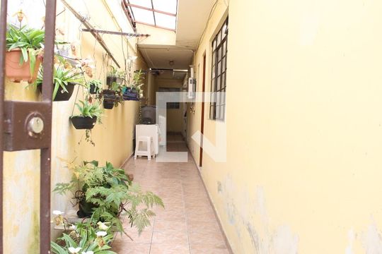 Corredor Lateral de casa à venda com 3 quartos, 143m² em Vila Carbone, São Paulo