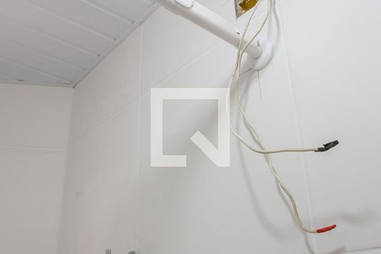 Banheiro de kitnet/studio para alugar com 1 quarto, 15m² em Água Branca, São Paulo
