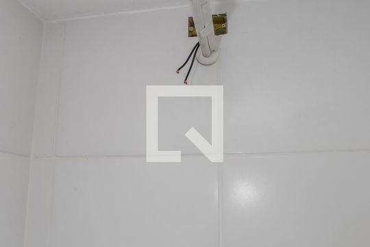 Banheiro de kitnet/studio para alugar com 1 quarto, 15m² em Água Branca, São Paulo