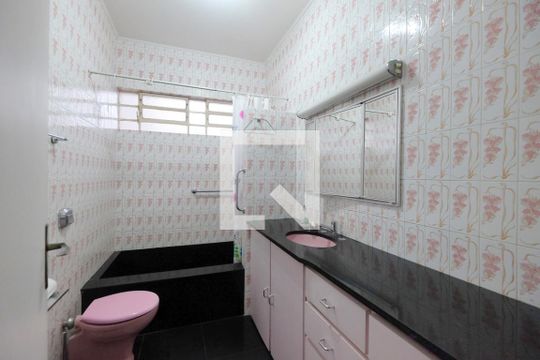 Banheiro 1 de casa à venda com 3 quartos, 227m² em Três Figueiras, Porto Alegre