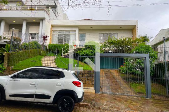 Fachada de casa à venda com 3 quartos, 227m² em Três Figueiras, Porto Alegre