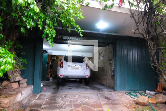Garagem de casa à venda com 3 quartos, 227m² em Três Figueiras, Porto Alegre